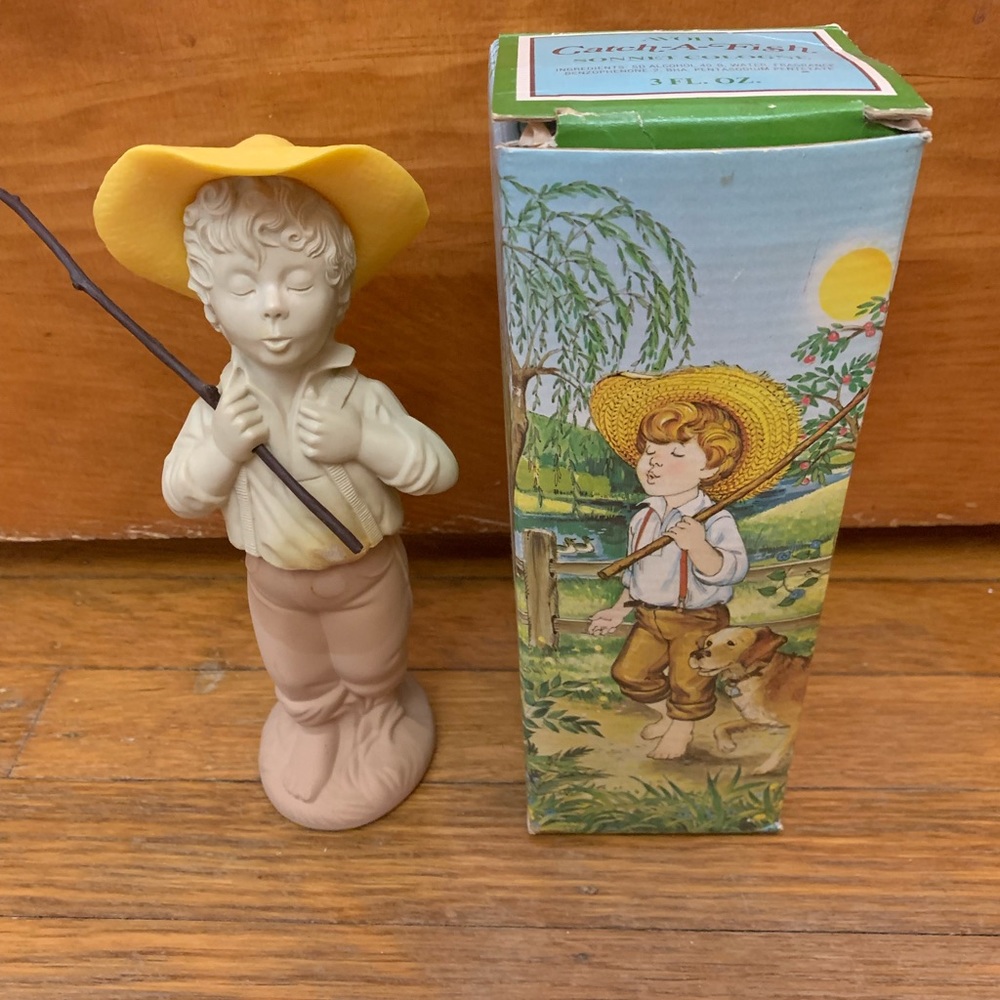 9" COUNTRY BOY FIGURINE Avon Catch-A-Fish Cologne Bottle Fisherman fishing VTG